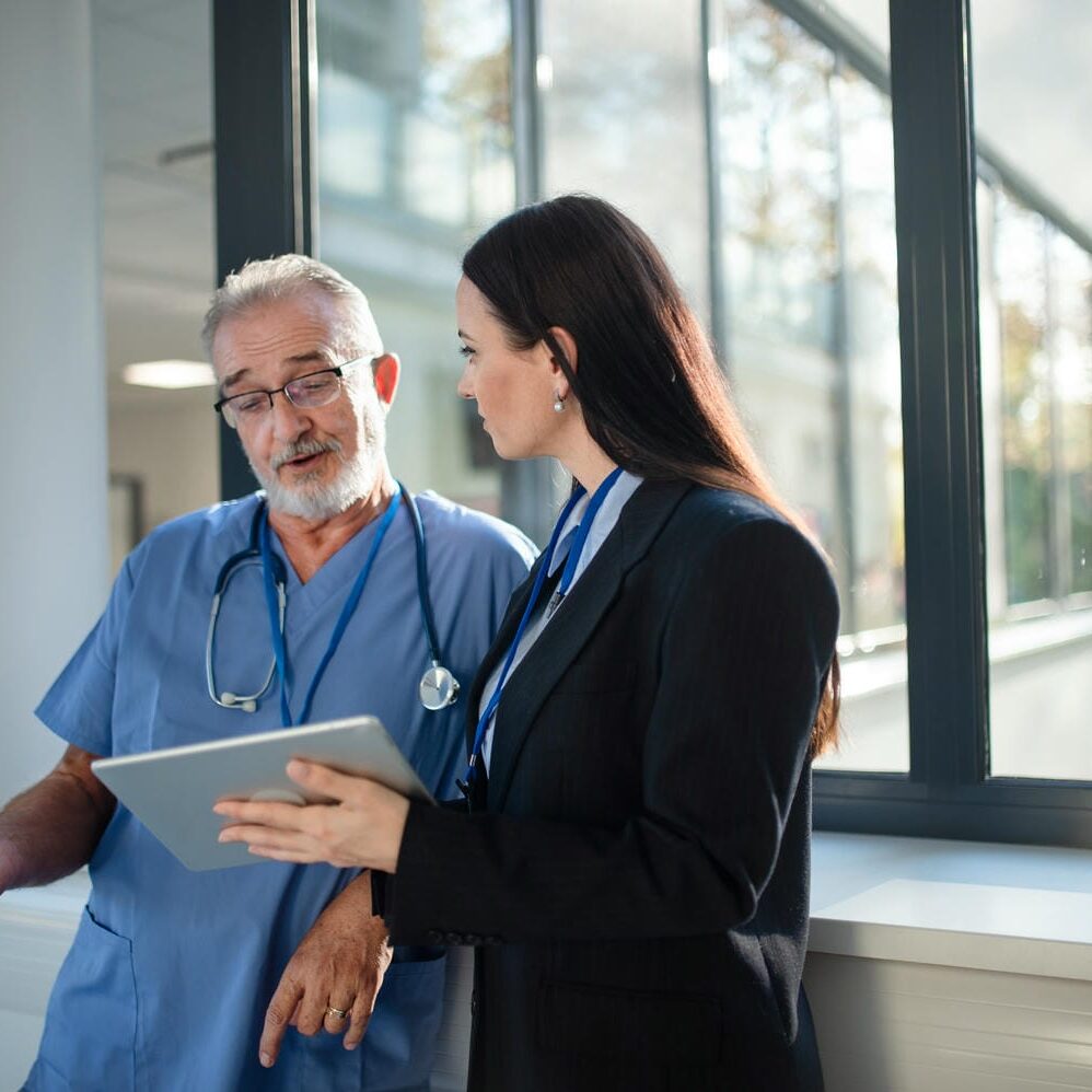 Young business woman shaking hand with elderly doctor in a hospital. SSUCv3H4sIAAAAAAAACnRSPW/dMAzcC/Q/GJoj1LZs2c7YoVuA7EUGmqLeE6InPVhygiDIf4/8CQ3tYph31JFH8vPnj6JgIwSD7LH4XKIUG2vnECeIxrsElw87PpFTNOXI2yRkmQNg8oiUiX4yYHNwhIhXBzdKoJutXeCvlWQhQpwDhaWXHUKIdEkaG3hKbA3/3eLiIFYyvUgUeyZ/t8QeMibM48I8mYBkLTjyc2AHv9X7j9jvORhHIfz6Yxw4/KfsXvDU235ezslcyOHH6ixzPJEl2BzvZlgtCEDXA5fUtLype+JjKZHDoDRKCYPuuqM+G0CibmriUuqON5oE71WLnKSsm7KjEcR4JqPusaqE5tQKmZTblvfd+gHVaAltOQ5r/1vT7PU90nTLtwGzMj5bxJtHsEuCyDzdJ4PGXbJnPl7XuzmeoZ9dnJZhsLM56/0dxjTAx0InTTrwK4SQ0tWBZ4UwXam/ZXWcj+sod1Wm0vEsYSVEXdbJcHIvRTVIsSdsB3c1SWdt5xBKMb4alVs3SwespGHAsus41mnozdhWvNd9y9PGVNXJFsWg0gi/vgEAAP//AwDf7rYKWQMAAA==
